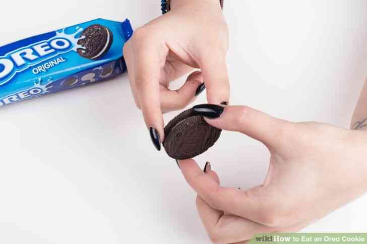 Image intitulée Manger un Biscuit Oreo Étape 1